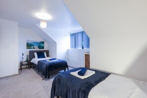 3 habitaciones, escritorio y tabla de planchar con plancha 