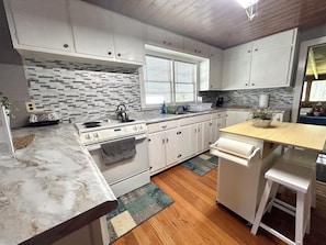 Fridge, microwave, oven, stovetop - Grannies house sits on 300 acre farm built in 1959 (Finger)