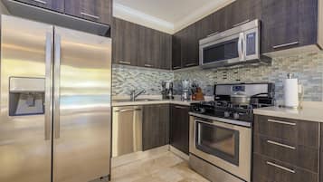 Full-sized fridge, microwave, oven, stovetop