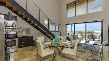 Appartement Duplex Panoramique | Coin séjour | Télévision à écran plat de 40 pouces avec chaßnes numériques