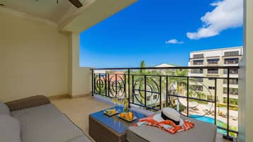 Deluxe Apartment, 1 King Bed | Balcony
