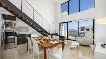 Appartement Duplex Premium | Coin séjour | Télévision à écran plat de 40 pouces avec chaßnes numériques