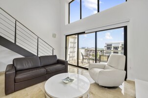 Premium Μεζονέτα | Καθιστικό | Τηλεόραση με επίπ�εδη οθόνη 40 ιντσών με ψηφιακά κανάλια