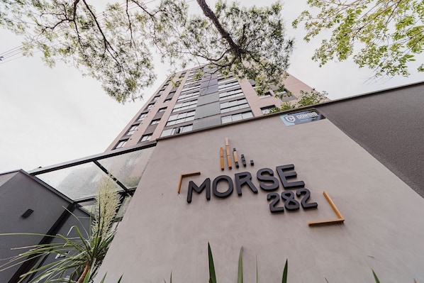 Un bâtiment portant l’enseigne « MORSE 282 », indiquant qu’il s’agit d’un hôtel ou d’un immeuble d’habitation.
