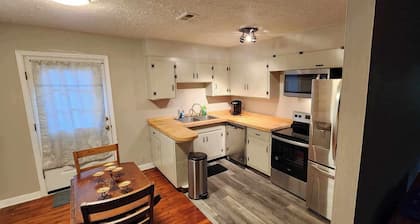 Private 2 Bed/1 full Bath close to everything-12 min to downtown Knox!