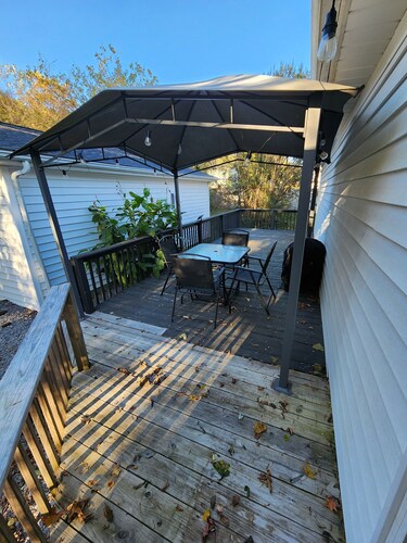 Private 2 Bed/1 full Bath close to everything-12 min to downtown Knox!