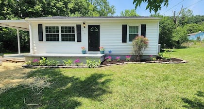 Private 2 Bed/1 full Bath close to everything-12 min to downtown Knox!