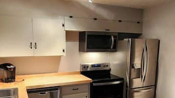Frigorífico, microondas, horno y placa de cocina