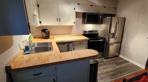 Réfrigérateur, four à micro-ondes, un four, surface de cuisson