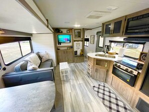 冷蔵庫、電子レンジ、オーブン、コンロ