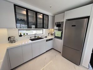 KĂŒhlschrank, Mikrowelle, Ofen, GeschirrspĂŒler