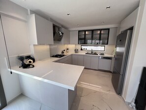 Refrigerador, microondas, horno, lavavajillas
