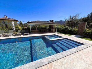Una piscina al aire libre