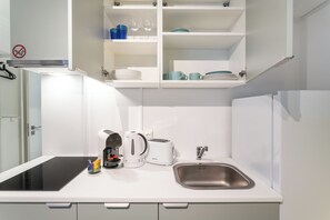 Réfrigérateur, plaque de cuisson, cafetière/bouilloire