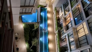 Alberca al aire libre y alberca climatizada