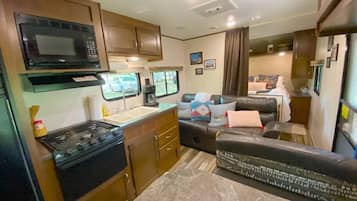 Jääkaappi, mikroaaltouuni, uuni, liesi