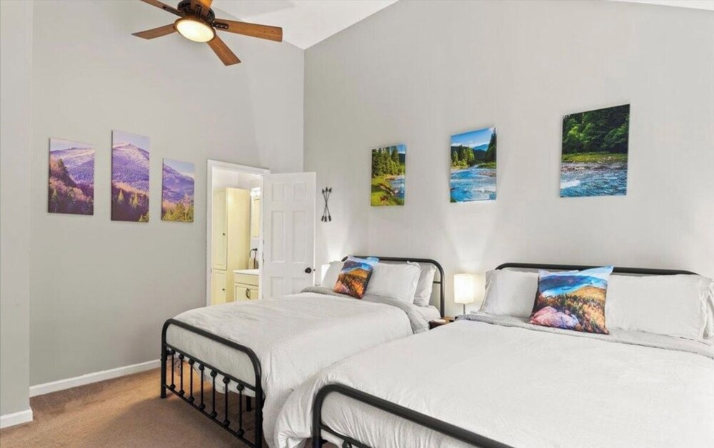 Lake haven, 2 minute drive to the main strip & lake front dining