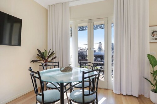 Banyan Retreat - one king bedroom apartment in CBD