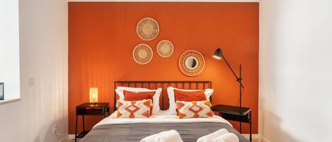 Työpöytä, silitysrauta/-lauta, ilmainen Wi-Fi, vuodevaatteet