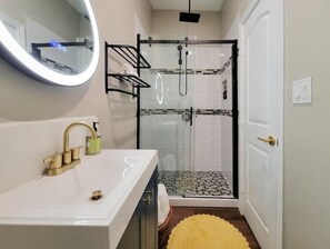 Articles de toilette écologiques, serviettes fournies, savon, shampoing