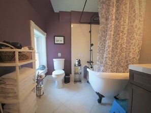 Une salle de bain comprenant des toilettes, une douche, une baignoire et un lavabo.