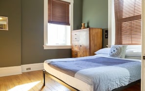 7 bedrooms, desk, iron/ironing board, travel cot