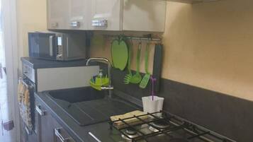 Kylskåp, mikrovågsugn, ugn och spishäll