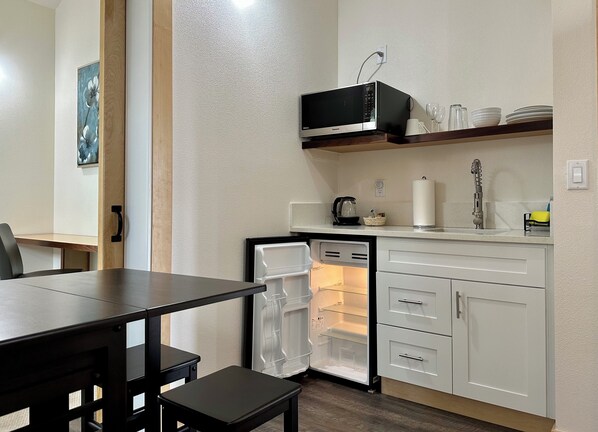 Kühlschrank, Mikrowelle, Wasserkocher, Kochgeschirr/Geschirr/Besteck