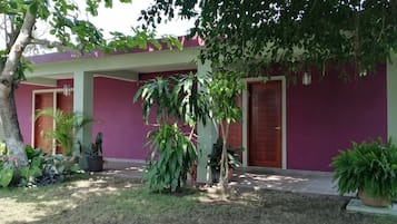 Vista frontal de la propiedad