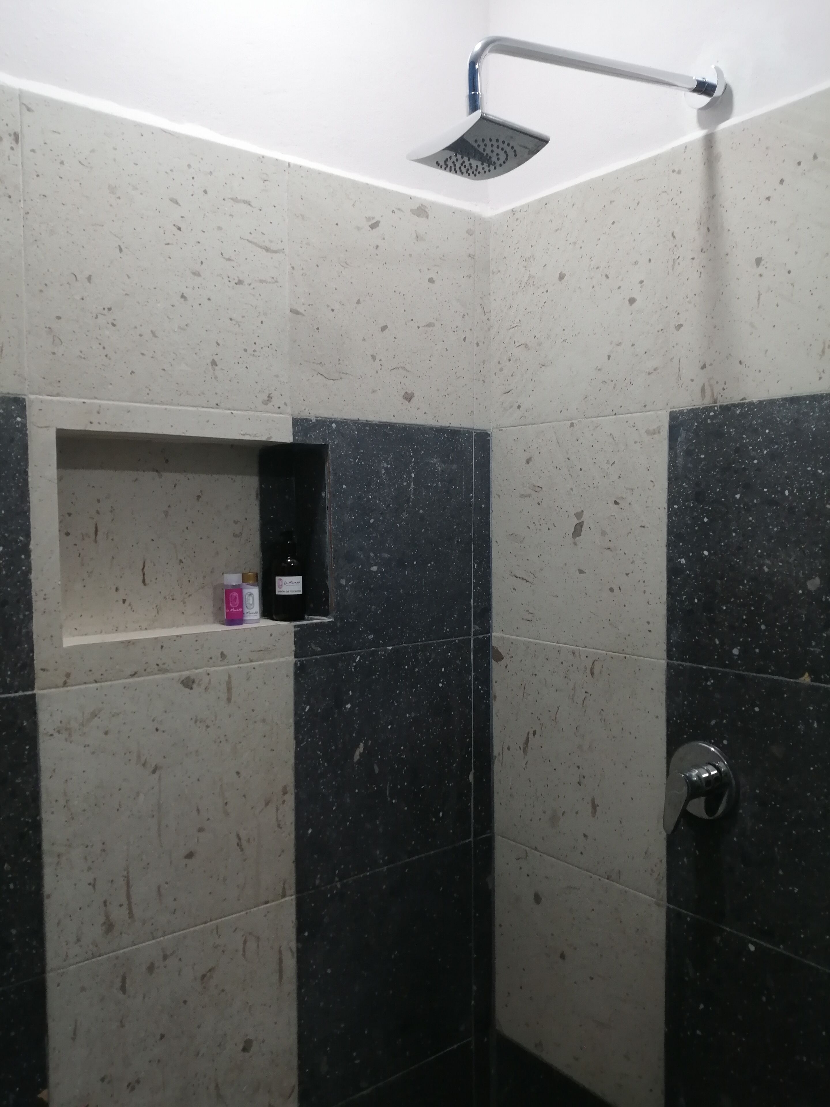 Ducha, cabezal de ducha tipo lluvia, artículos de tocador gratuitos