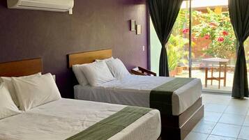 Phòng 4 Deluxe | Bộ đồ giường cao cấp, nệm có lớp đệm bông, trang trí khác biệt