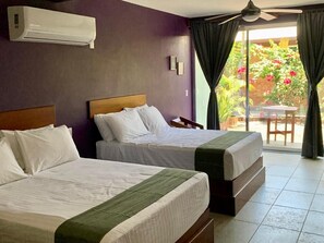 Habitación cuádruple Deluxe | Ropa de cama de alta calidad y camas con pillow-top 