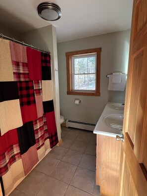 Secadora de cabello, toallas, jabón, papel de baño