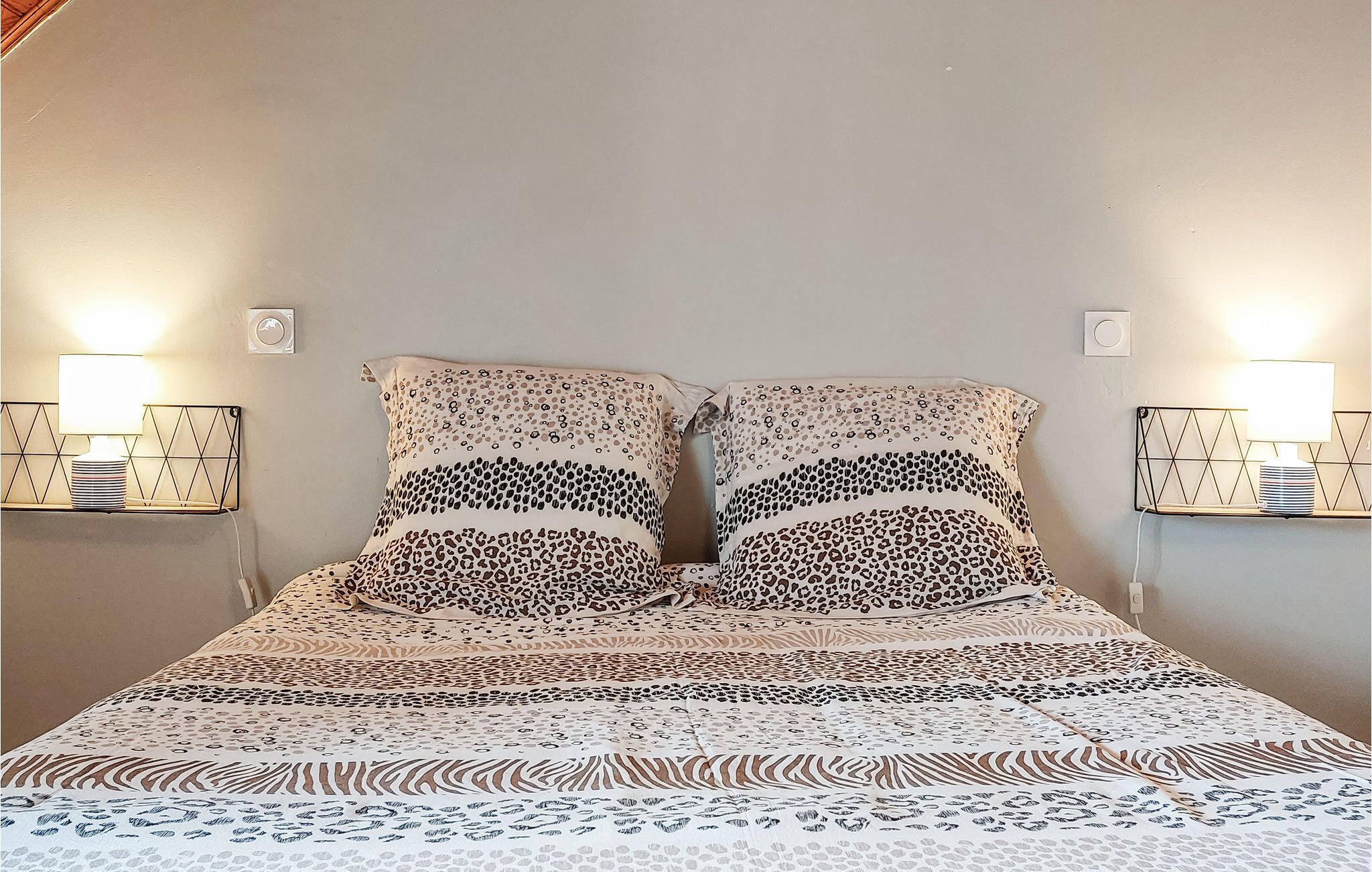 2 dormitorios, cuna de viaje, wifi gratis y ropa de cama