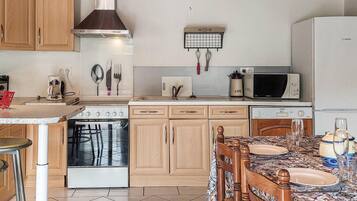 Geladeira, fogão, cooktop, lava-louças