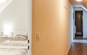 2 bedrooms, travel cot, free WiFi, bed sheets