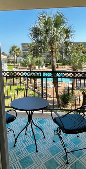 Outdoor dining - Gulf View Condo, Walk to the Beach (Biloxi)
