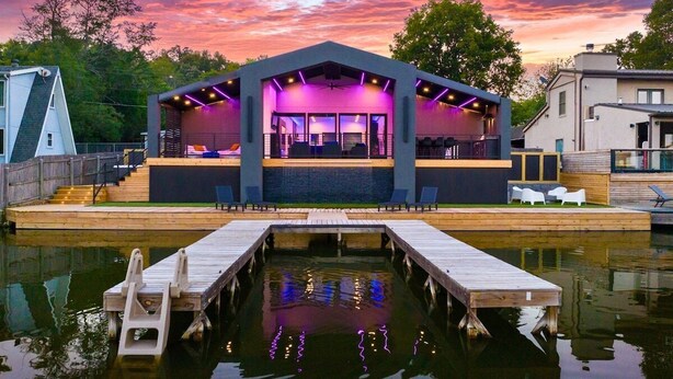 A modern building with a stage, dock, and pool. - Discover Lakeside Bliss on Lake Hamilton (Hot Springs)