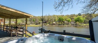 3 BDR Bungalow | Lake Front | Hot Tub | Fire Pit
