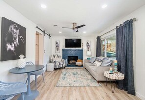 Smart TV, fireplace