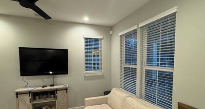 Walkable, Family & Pet friendly, Downtown, free and easy to find street parking