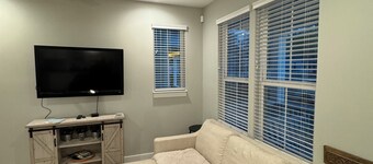 Walkable, Family & Pet friendly, Downtown, free and easy to find street parking