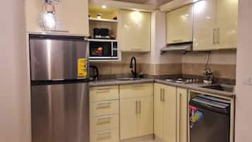 Micro-ondes, lave-vaisselle, cafetière/bouilloire, grille-pain