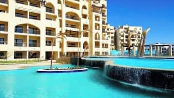 Piscine couverte, piscine extérieure