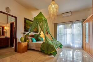 4 bedrooms, Egyptian cotton sheets, premium bedding, in-room safe