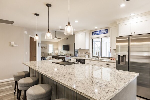 Réfrigérateur, micro-ondes, four, plaque de cuisson