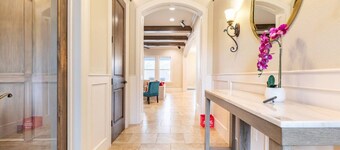 TUSCANY VILLA  near Downtown, Hobby Airport, Medical Center