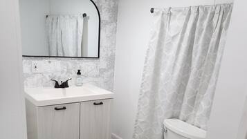 Dusche, Handtücher, Toilettenpapier