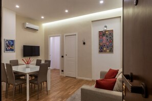 Interior - Cozy and comfortable 70sqm apartment, able to accommodate up to 3 people, located on the ground floor of a five-story building, less than 5 minutes' walk from the Bologna Metro station and the square of the same name.The apartment is complete with a livi (Roma)