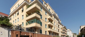 Cozy and comfortable 70sqm apartment, able to accommodate up to 3 people, located on the ground floor of a five-story building, less than 5 minutes' walk from the Bologna Metro station and the square of the same name.The apartment is complete with a livi